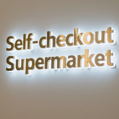 成都背发光字招牌：金属基材衬底，透光均匀显质感，为企业塑造高端隐形形象