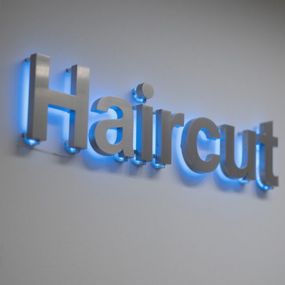 成都背发光字：定制化基材组合，光影层次凸显设计感，为企业打造差异化视觉符号