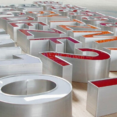 成都铝型材发光字招牌：定制化铝型材造型，兼顾结构稳固与设计灵活性，帮企业在同类招牌中凸显独特性